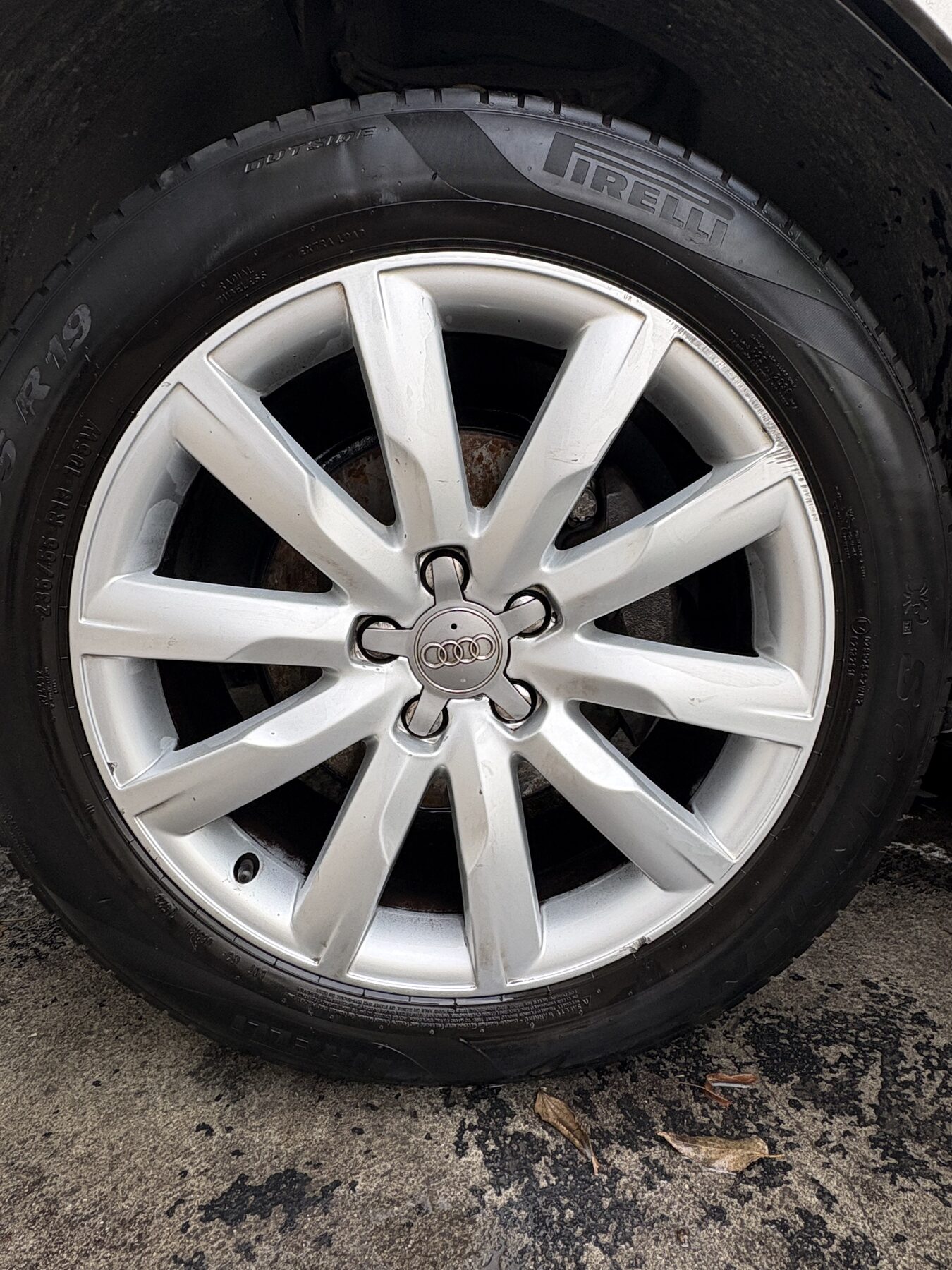 Cerchio in lega a dieci razze pulito e brillante, montato su pneumatico Pirelli